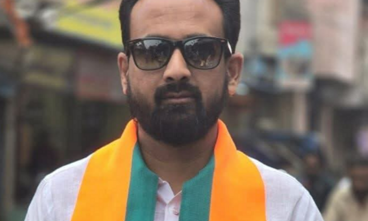भाजपा नेता छोटी ओमती निवासी मुजम्मिल खान के खिलाफ एफआईआर दर्ज की है।